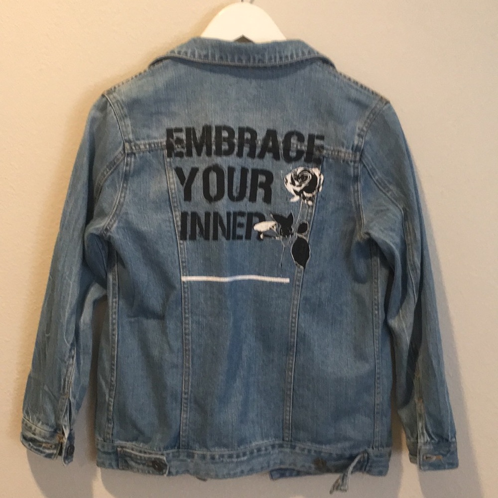 Denim jacket with changeable fuzzy collars